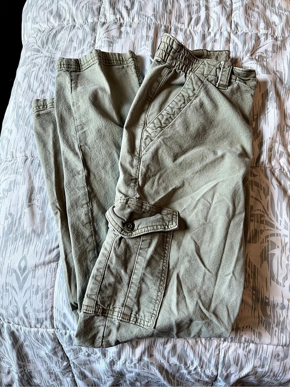 American Eagle Cargo Shorts in Green Size Medium